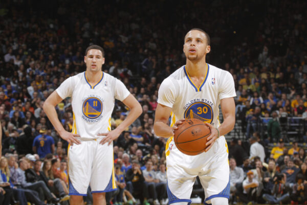Steph Curry with the correct shooting pocket in basketball shot form